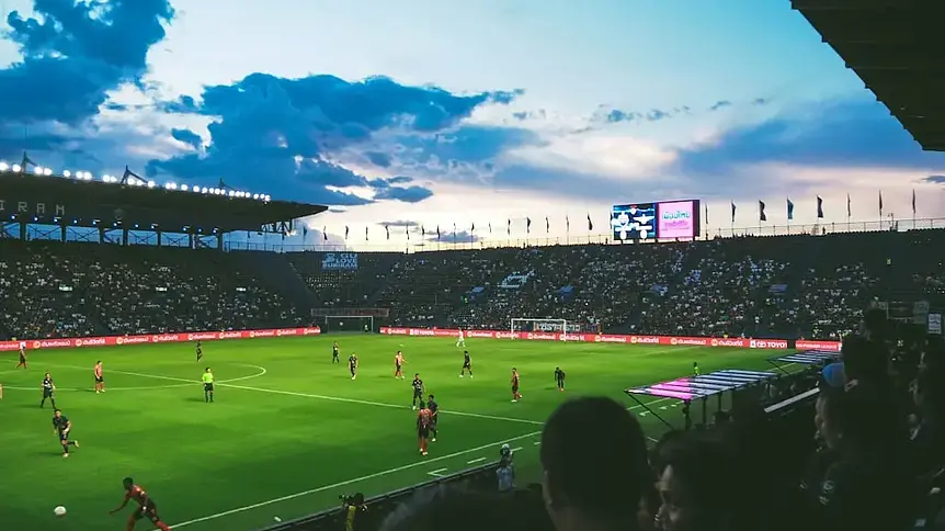 Arsenal blisko pozyskania młodego talentu Elijah Upsona