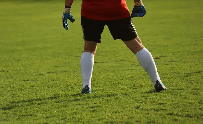 Kiedy bramkarz może chwytać piłkę w ręce? Praktyczne wskazówki