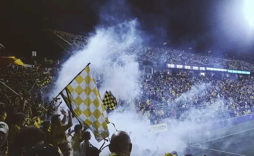 Jak kibice wnoszą race na stadion? Sprawdzenie zabezpieczeń